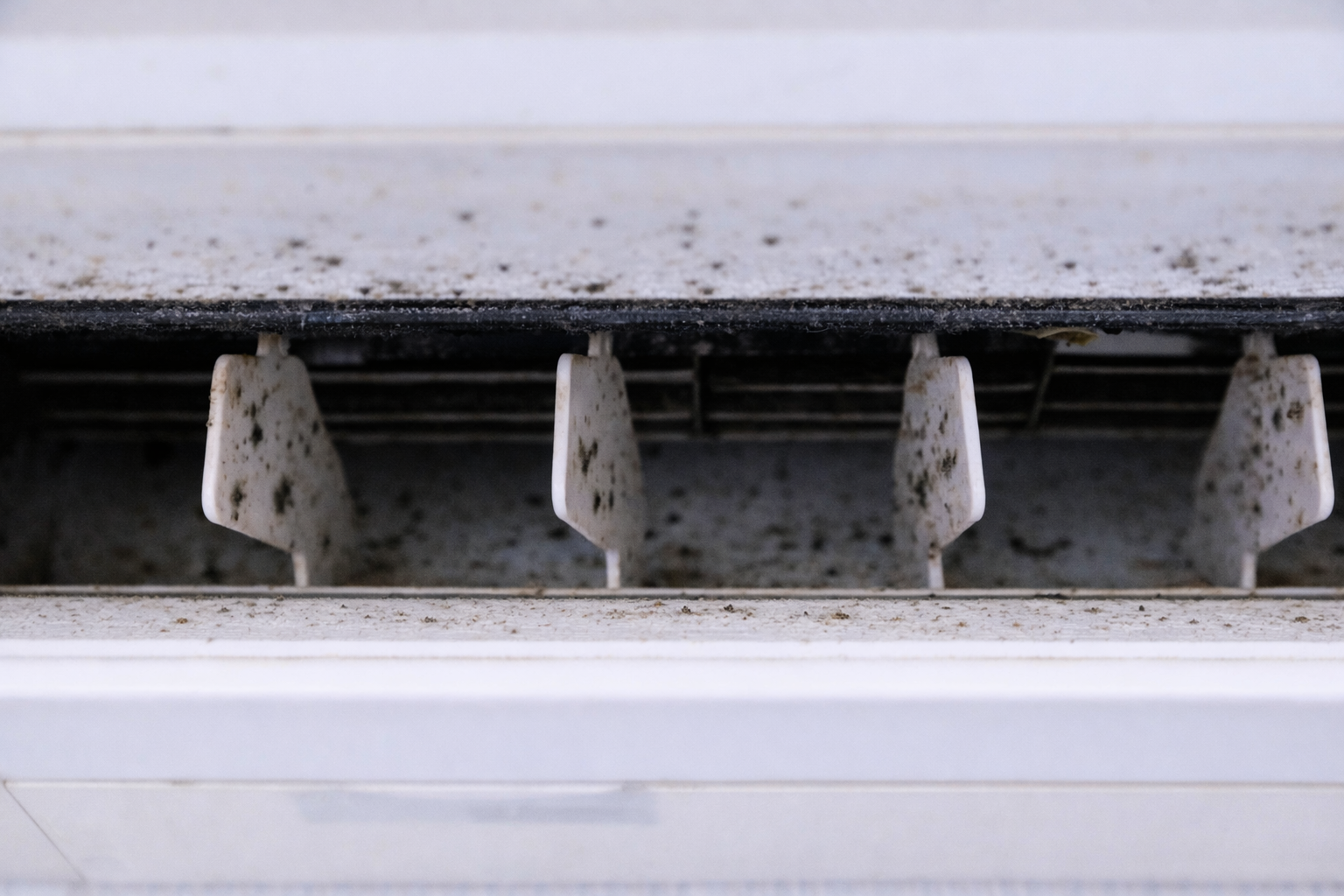 エアコン吹き出し口の黒い点の例