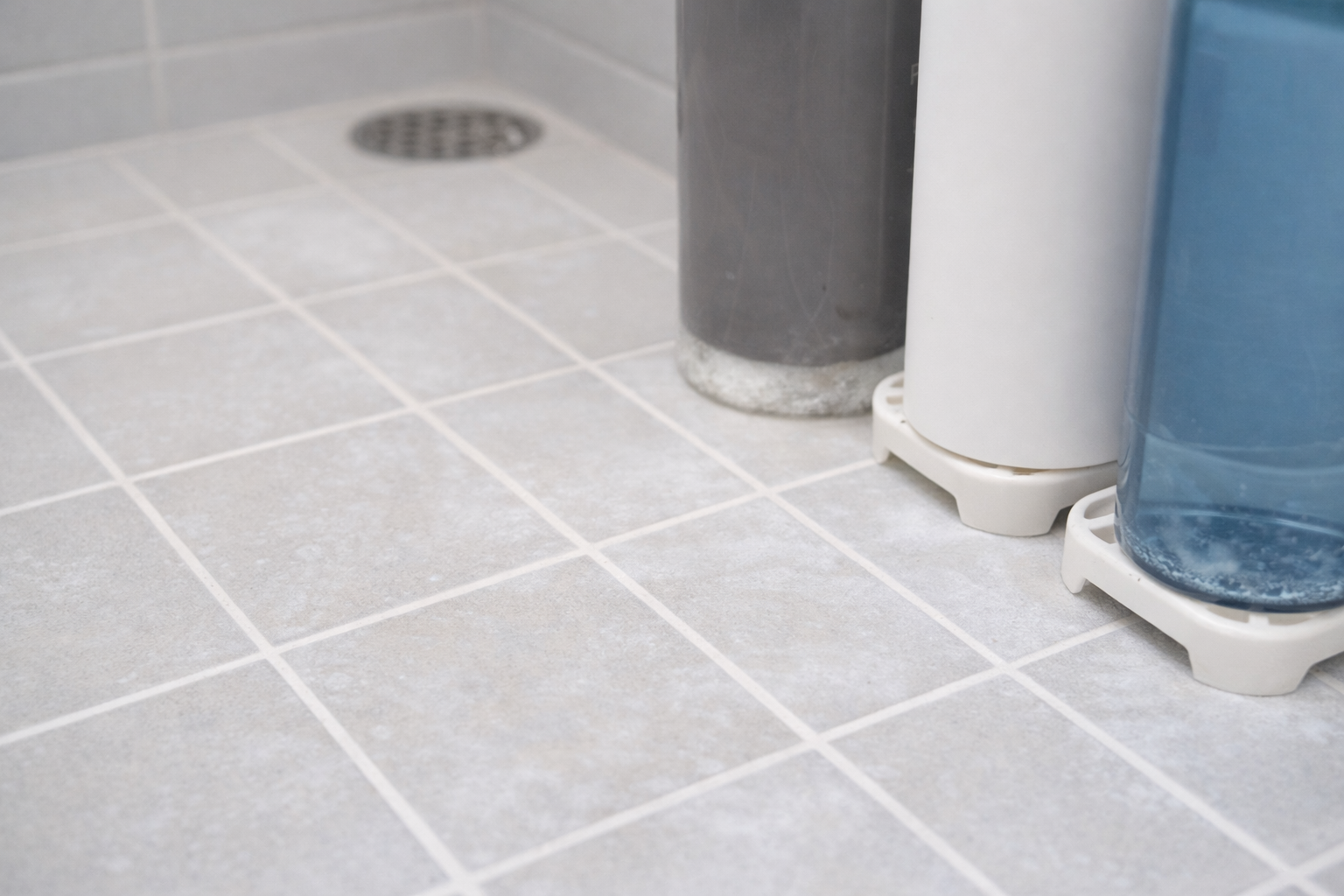 浴室の床やボトル周りに付着したシャンプー汚れ