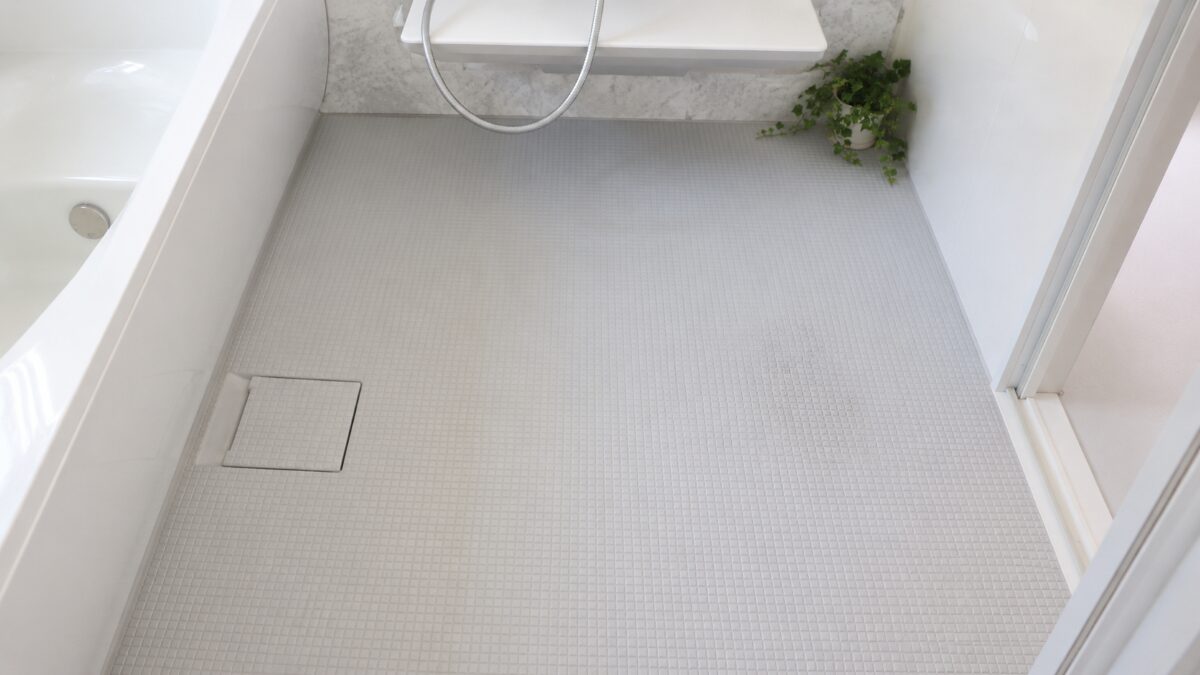 掃除後も洗い場の一部分に薄い黒ずみが残っている浴室床