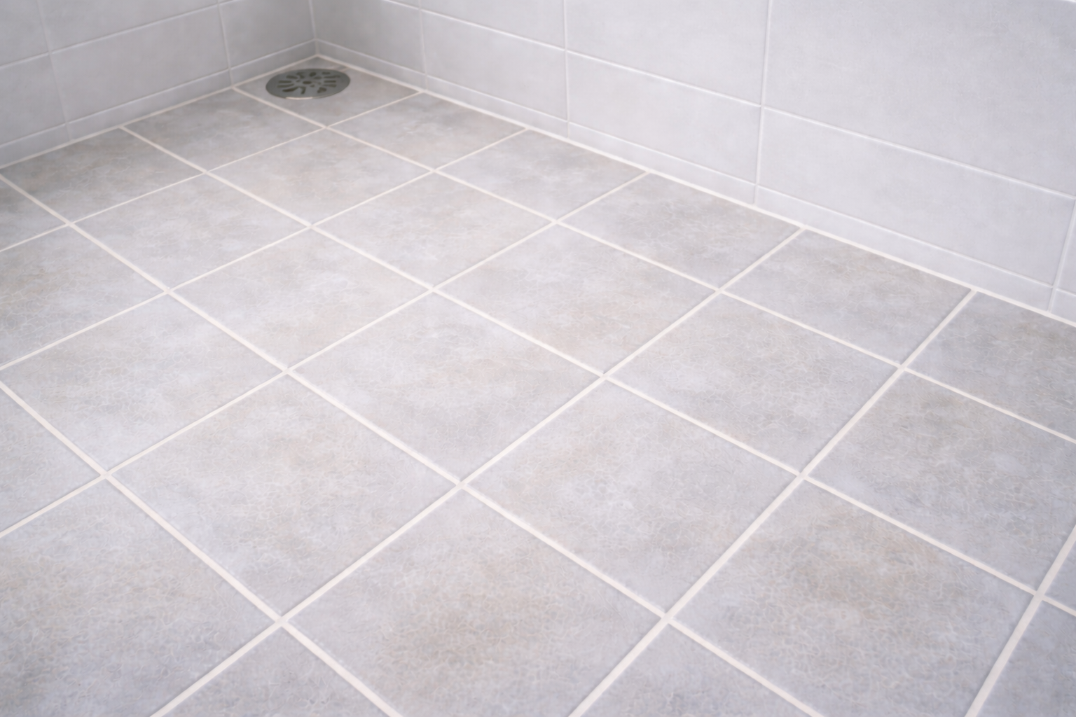 浴室床全体に広がったシャンプー汚れ