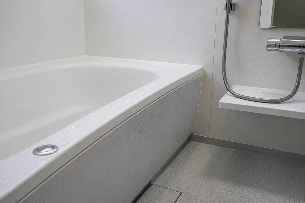 使用後に水滴が残った浴室で掃除頻度を判断する状態