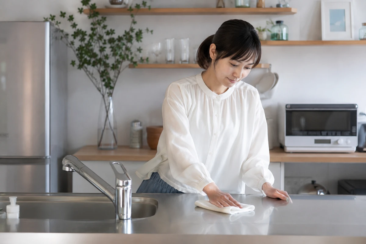 ハウスクリーニング前に作業箇所と汚れの状態を確認している様子