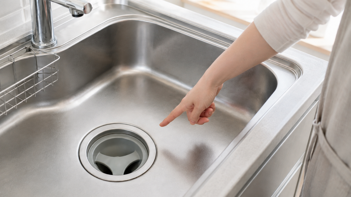 掃除後のキッチン排水口の状態を確認している様子