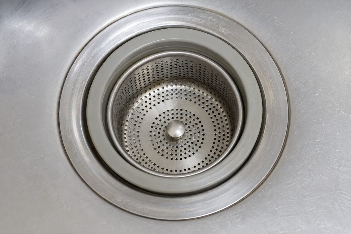 キッチン排水口を上から見たゴミ受けと周辺部品