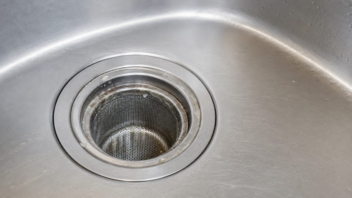 キッチン排水口のゴミ受け周辺に付着したヌメリ