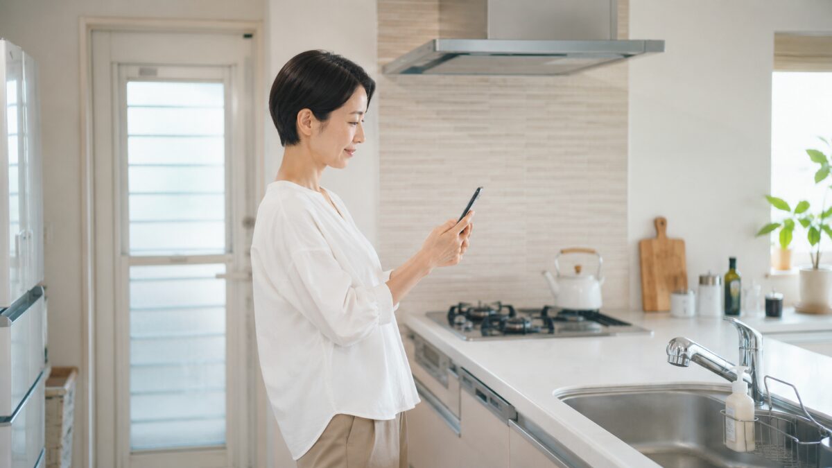 ハウスクリーニング相談前にスマートフォンで水回りを確認している様子