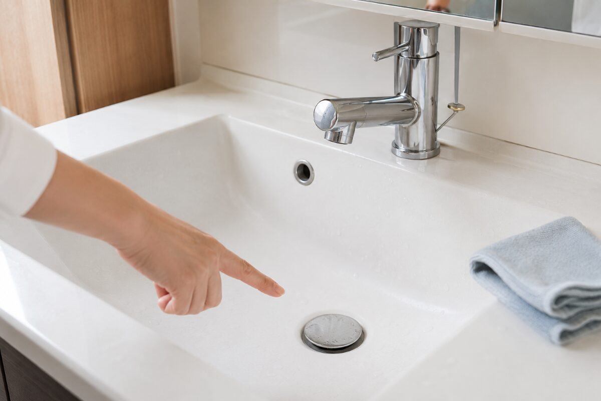 水回りの表面汚れを自分で掃除できるか確認している様子