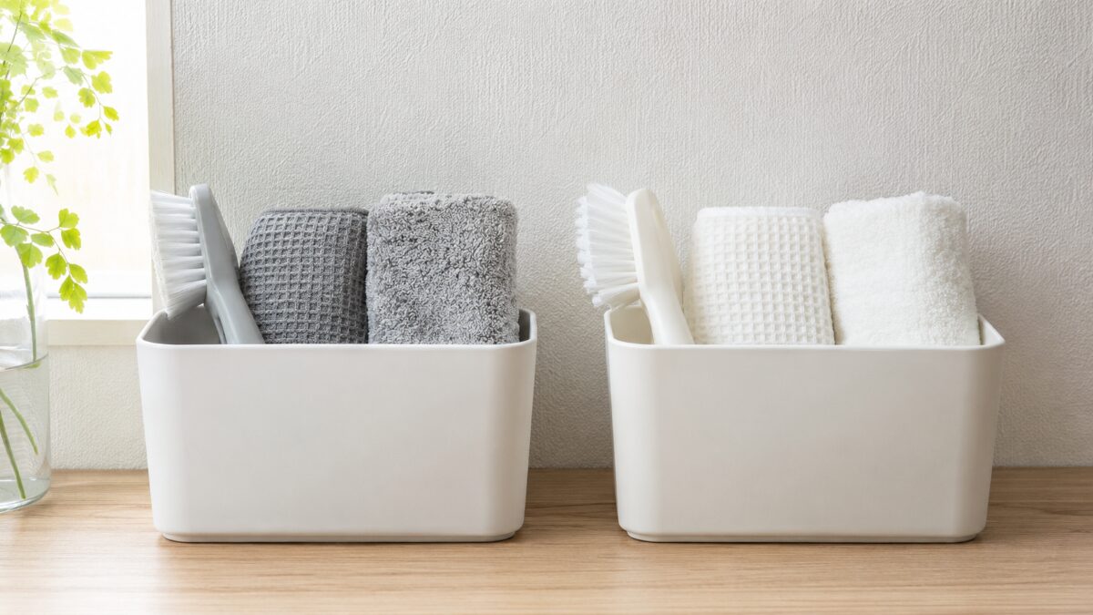 キッチンとトイレで掃除道具を分けて管理している様子