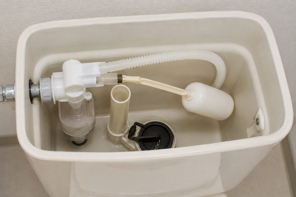 トイレタンク内部の給水や排水に関わる部品周辺