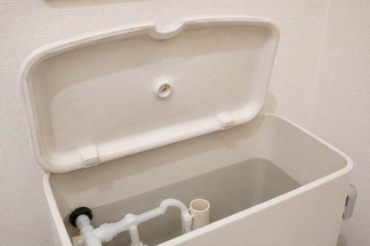 トイレタンク内部で蓋裏と壁面の状態を確認する範囲