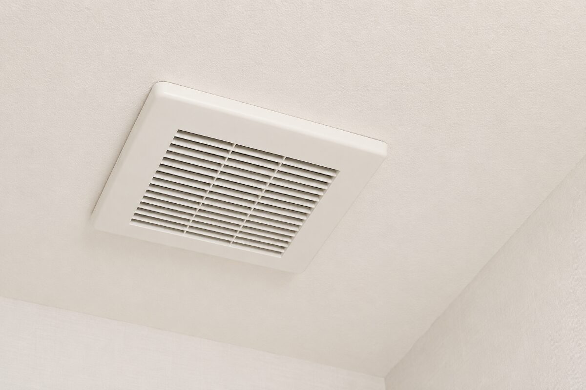 掃除と乾燥が終わりカバーを戻したトイレ換気扇